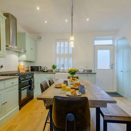 3 Bed In Oc-90032